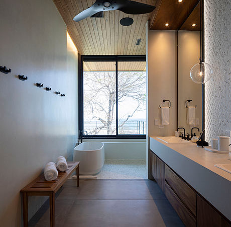 House of Vid and Higurea Captures Pacific Views - 5