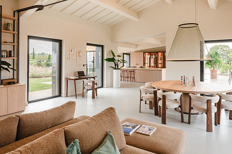 La Marea Channels Colorful Comfort in a Contemporary Tuscan Retreat - 5