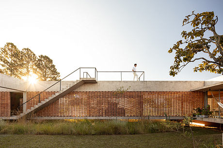 Casa Tupin Frames Courtyard Living Amid Brasília’s Native Landscape - 6
