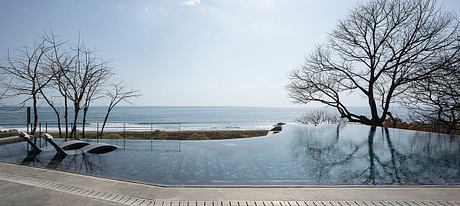 House of Vid and Higurea Captures Pacific Views - 6