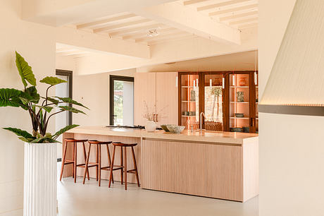 La Marea Channels Colorful Comfort in a Contemporary Tuscan Retreat - 6