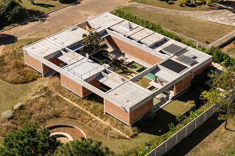 Casa Tupin Frames Courtyard Living Amid Brasília’s Native Landscape - 7