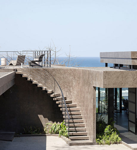 House of Vid and Higurea Captures Pacific Views - 7