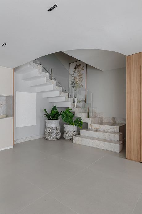 House 111: Calm Neutrals and Light Shape a Courtyard Family Home - 7