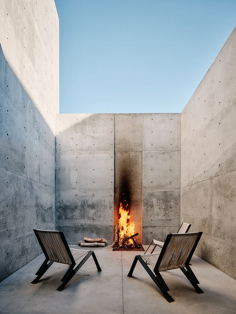 Red Rock — Shaping Harsh Desert Climate into a Courtyard Home Retreat - 6