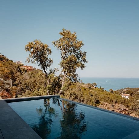 Between Sea and Stone: Tiered Mediterranean House in Sa Riera - 10