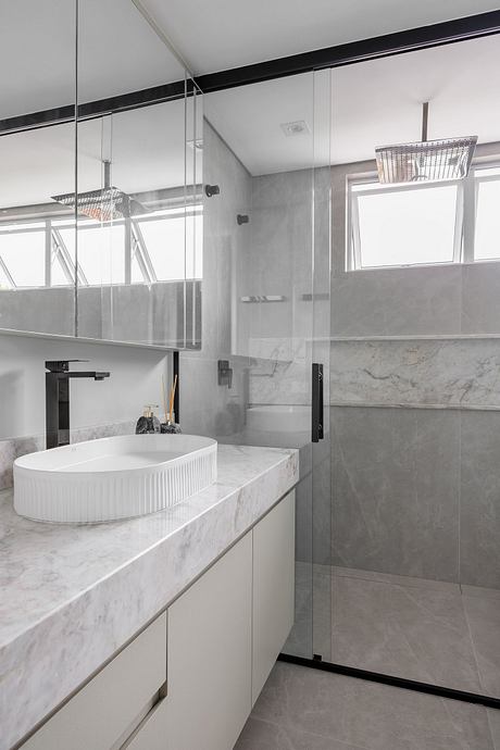 House 111: Calm Neutrals and Light Shape a Courtyard Family Home - 10