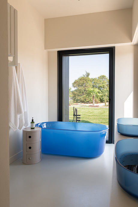 La Marea Channels Colorful Comfort in a Contemporary Tuscan Retreat - 10