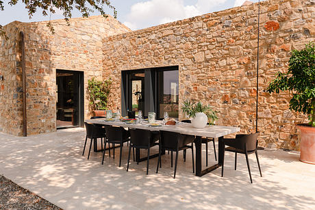 La Marea Channels Colorful Comfort in a Contemporary Tuscan Retreat - 11