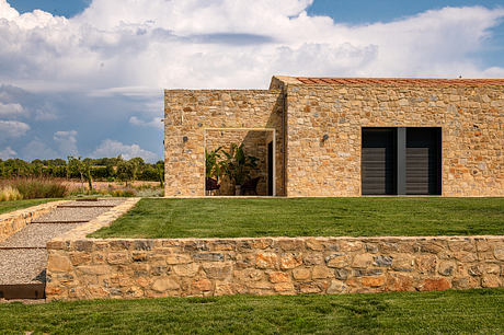 La Marea Channels Colorful Comfort in a Contemporary Tuscan Retreat - 14