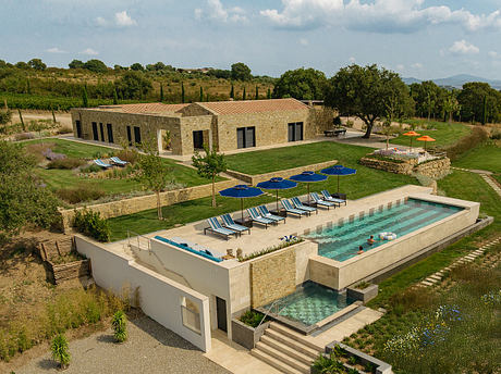 La Marea Channels Colorful Comfort in a Contemporary Tuscan Retreat - 15