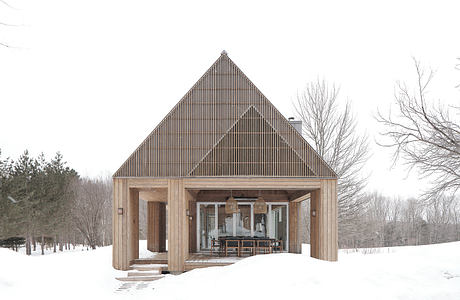 House on the Pond: Compact Lakeside Retreat