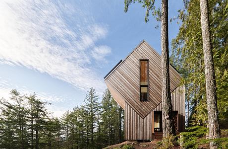 The Nest: Prefab Off-Grid Retreat