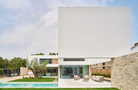 914 JS3 Reframes Coastal Living with Deep Porches and Pool Courtyard