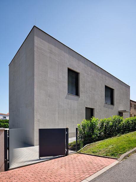 House in Čakovice: Calm Minimalist House for a Growing Prague Family - 8