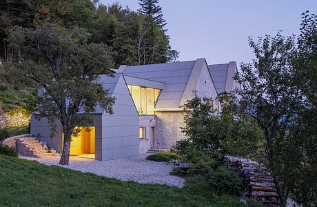 Mansion Lom: Karst Farm Becomes a Quiet Retreat for Eight Children