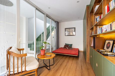 40m2 House Transforms a Dark Townhouse into s Tall Shared Retreat - 6