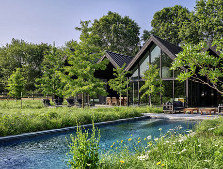 East Hampton Modern: Shou Sugi Ban Gables Shape a Coastal Hideaway - 7