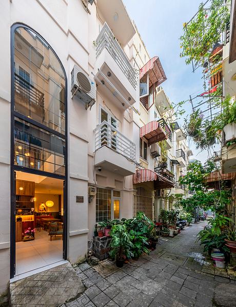 40m2 House Transforms a Dark Townhouse into s Tall Shared Retreat - 11