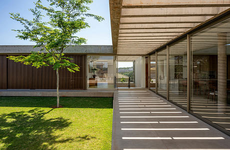 Casa Balanço: Contemporary Brazilian House Open to Garden and Sky Views
