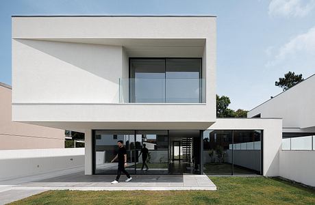 Casa Dos Sobreiros II: Light-Filled Living in Coastal Portugal