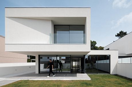 Casa Dos Sobreiros II: Light-Filled Living in Coastal Portugal - 1