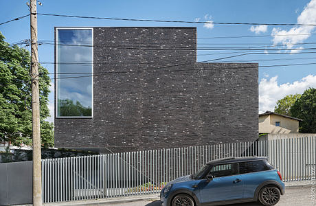 House 323: A Stepped Urban House Opening to Garden Light