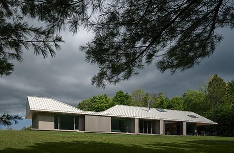 Ridge House: Quiet Forest Living