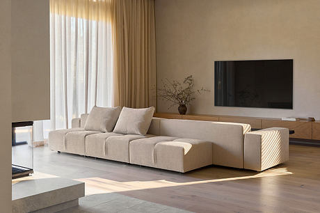 Shift House: Minimalist Wood and Plaster Interiors for a Large Family - 1