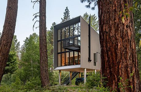 Wenatchee River Cabin: Elevated Retreat for Work, Craft, and Play