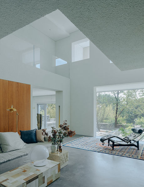 House J: Tiered Courtyards Shape a Home for Distant Generations - 2