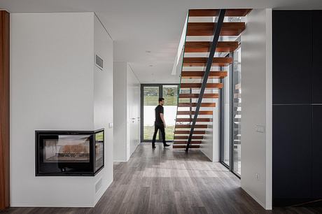 Casa Dos Sobreiros II: Light-Filled Living in Coastal Portugal - 3