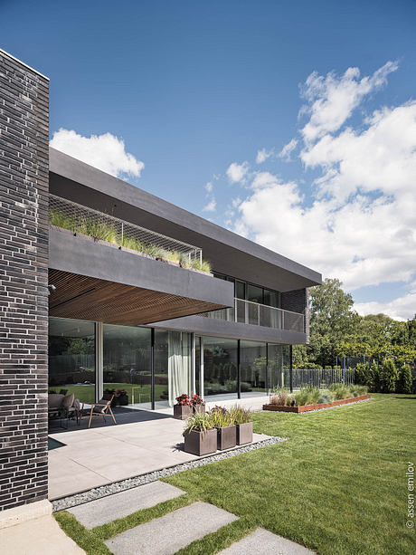 House 323: A Stepped Urban House Opening to Garden Light - 4