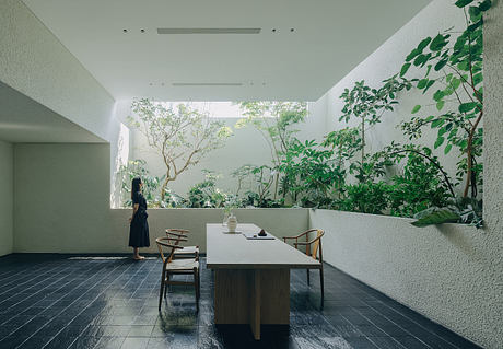 House J: Tiered Courtyards Shape a Home for Distant Generations - 3