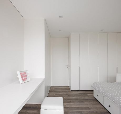 Casa Dos Sobreiros II: Light-Filled Living in Coastal Portugal - 5