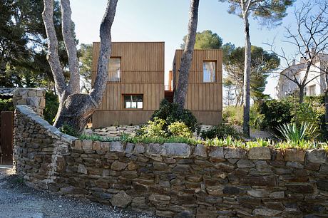Le Très Petit Collectif: Timber Pods Recast a 1950s Coastal Home Life - 7