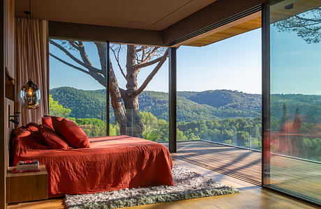 Maison SE: Hillside House Immersed in Light and Provence Views