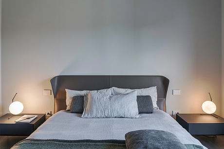 Essential and Modern — A Lake Garda Home Wrapped in Soft Contrasts - 8