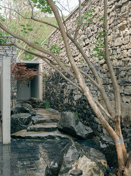 House J: Tiered Courtyards Shape a Home for Distant Generations - 5