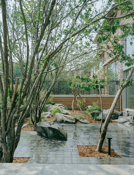 House J: Tiered Courtyards Shape a Home for Distant Generations - 6