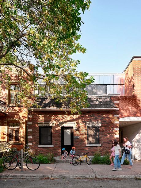 ShoeBox CHB Quiet Urban Renewal: Soft Tones, Tactile Rooms In Montreal - 9