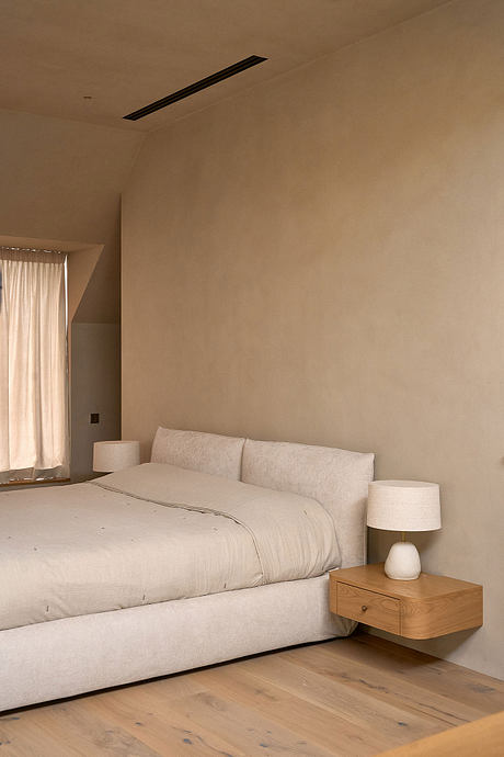 Shift House: Minimalist Wood and Plaster Interiors for a Large Family - 7