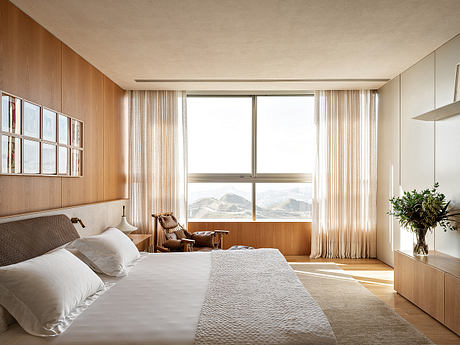 REN Apartment: Double-Height Veranda Living Above Nova Lima Skies - 9