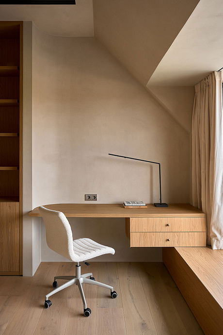 Shift House: Minimalist Wood and Plaster Interiors for a Large Family - 8