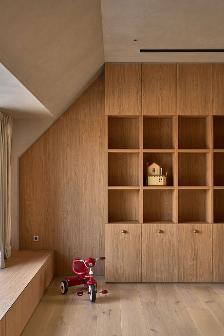 Shift House: Minimalist Wood and Plaster Interiors for a Large Family - 9