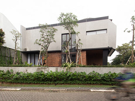 AGR House: Climate-Open Concrete Home with Lush Urban Courtyard - 1