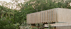 Bangalow Road House: Timber Screens Shape a Calm Urban Retreat