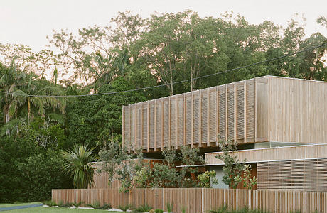 Bangalow Road House: Timber Screens Shape a Calm Urban Retreat