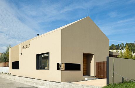 Casinha da Melroeira: Reimagines a Ruin as Compact Refuge in Portugal