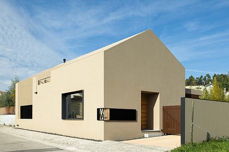 Casinha da Melroeira: Reimagines a Ruin as Compact Refuge in Portugal - 1